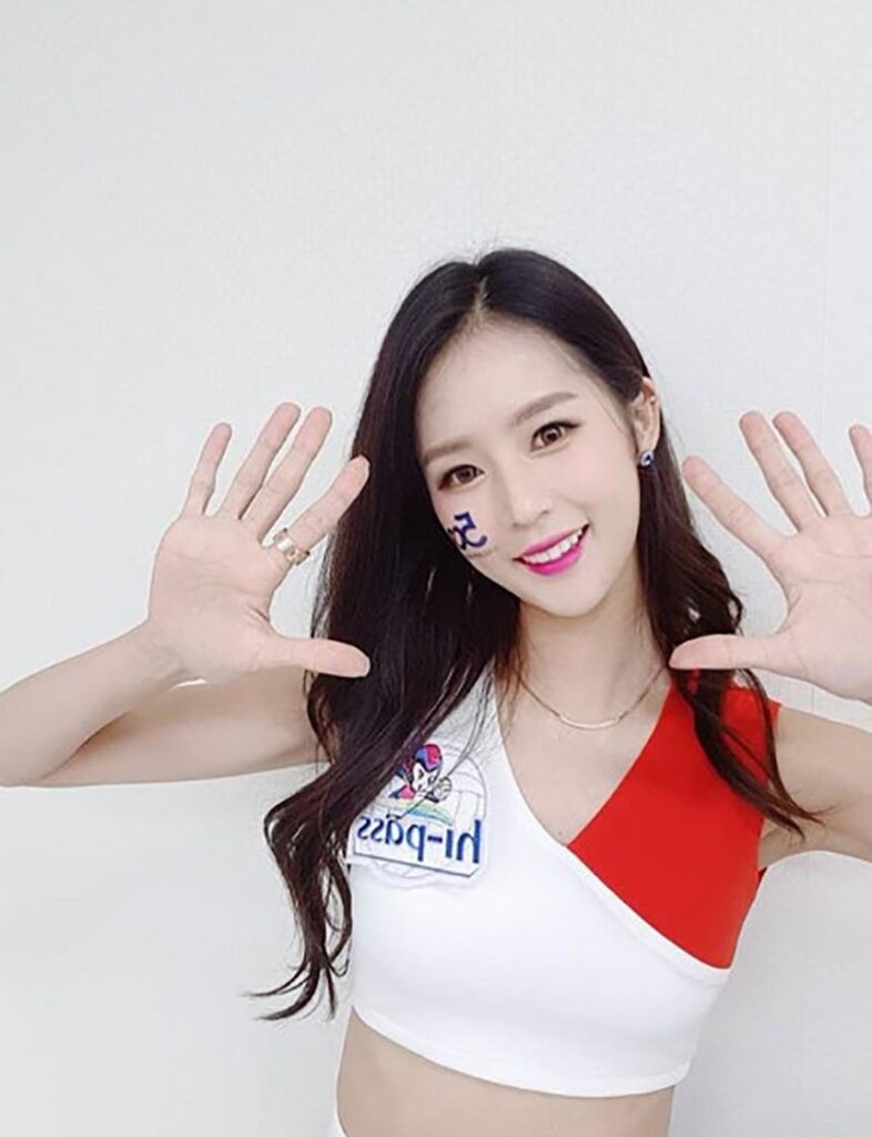 밝게 인사하는 박기량